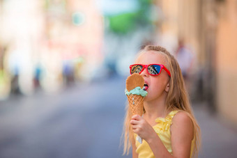 可爱的女孩吃冰淇淋在户外<strong>夏天</strong>可爱的孩子享受真正的意大利意式<strong>冰激凌</strong>gelateria罗马