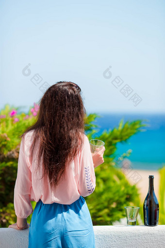 女人眼镜瓶美味的酒阳台<strong>希腊</strong>岛视图海