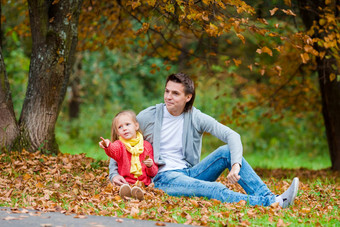 可爱的女孩父亲美丽的秋天公园在户外快乐家庭享受周末在户外