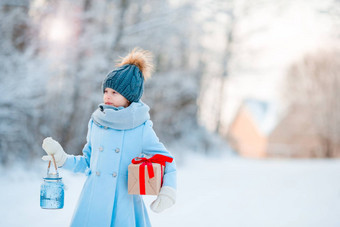 女孩持有圣诞节灯笼现在一年在户外美丽<strong>的</strong>冬天雪一天