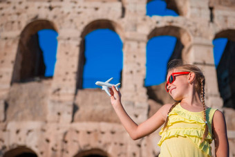 旅游女孩小玩具模型飞机背景罗马圆形大剧场罗马意大利