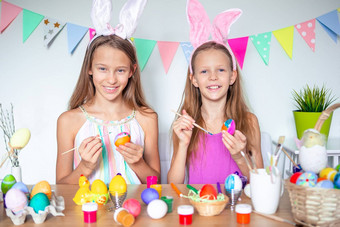 快乐复活节美丽的孩子们穿兔子耳朵复活节一天