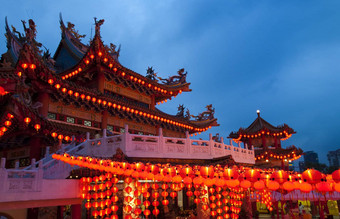 中国农历新年庆祝活动之前更换灯笼内保持寺庙