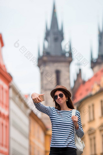 快乐年轻的女人采取自拍背景著名的城堡<strong>欧洲</strong>城市高加索人旅<strong>游</strong>走废弃的街道<strong>欧洲</strong>温暖的夏天早期早....布拉格捷克共和国