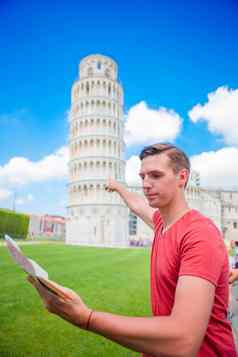 年轻的男孩toristic地图旅行比萨旅游旅行参观倾斜塔比萨
