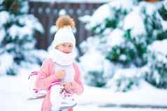 可爱的女孩滑冰溜冰场冬天雪一天