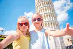 游客女孩采取自拍背景倾斜塔比萨意大利照片欧洲假期