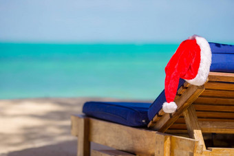 圣诞老人老人他海滩懒人绿松石海水白色沙子圣诞节假期概念
