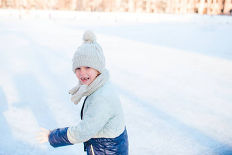 可爱的女孩滑冰冬天雪一天在户外