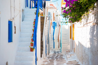 传统的房子蓝色的门楼梯狭窄的街道希腊村
