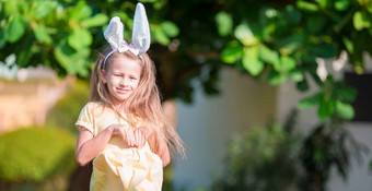 可爱的女孩穿<strong>兔子耳朵</strong>复活节鸡蛋春天一天