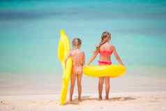 孩子们有趣的热带海滩夏天假期