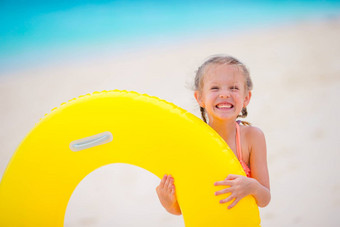 女孩充气橡胶圆白色海滩加勒比假期