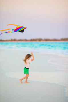 女孩飞行风筝热带海滩孩子玩海洋海岸孩子海滩玩具
