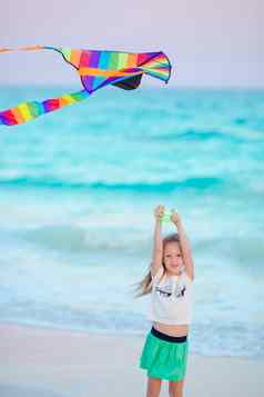 运行女孩飞行风筝热带海滩孩子玩海洋海岸孩子海滩玩具
