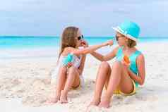 孩子们应用太阳奶油海滩概念保护紫外线辐射