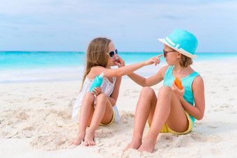孩子们应用太阳奶油海滩概念保护<strong>紫外线</strong>辐射