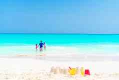 沙塔白色海滩塑料孩子们玩具家庭海背景