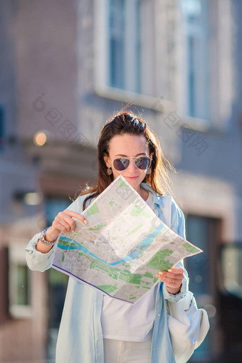 快乐年轻的女人城市地图欧洲旅行旅游女人地图布拉格在户外假期欧洲