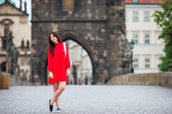 快乐年轻的城市女人欧洲城市旅行旅游女人布拉格在户外假期欧洲