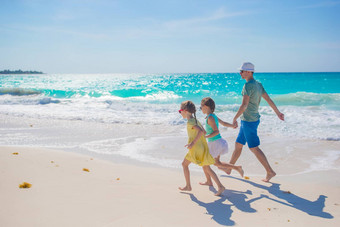 家庭白色热带海滩很多有趣的父亲孩子们享受假期海滨海滩假期活动