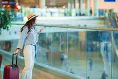 年轻的女人他行李国际机场走行李航空公司乘客机场休息室等待飞行飞机