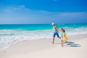 家庭白色热带海滩很多有趣的爸爸孩子们享受假期海滨海滩假期活动