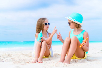 孩子们应用太阳奶油海滩概念保护<strong>紫外线辐射</strong>