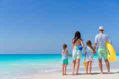 快乐美丽的家庭热带海滩父母孩子们背景海滨