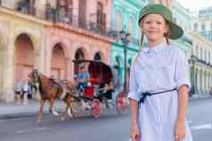 可爱的女孩受欢迎的区域哈瓦那古巴肖像孩子背景古董经典美国车