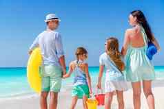年轻的家庭假期海滩家庭旅行概念