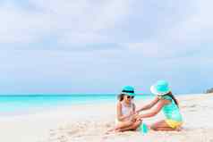 有爱心的女孩护理白色海滩概念保护紫外线辐射