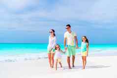 年轻的家庭假期海滩家庭旅行概念