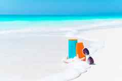 海滩配件需要太阳保护防晒霜瓶太阳镜海星白色沙子海滩