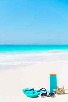 海滩配件需要太阳保护防晒霜瓶护目镜翻转失败海星白色沙子海滩背景海洋
