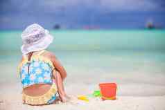 女孩玩海滩玩具热带假期