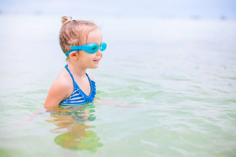 可爱的女孩游泳海热带海滩假期