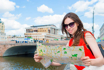 快乐年轻的女人城市地图欧洲旅行旅游女人地图在户外假期欧洲