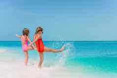 快乐有趣的女孩很多有趣的热带海滩玩