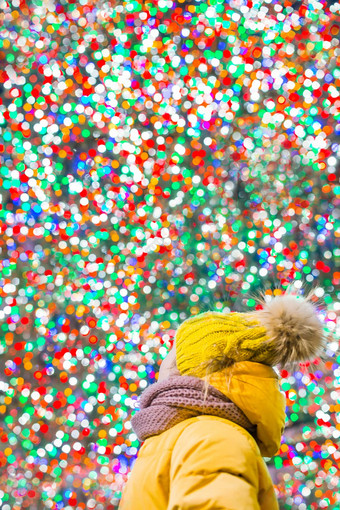 快乐女孩背景洛克菲勒圣诞节树纽约