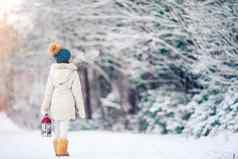 肖像可爱的女孩雪阳光明媚的冬天一天