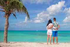 年轻的夫妇白色海滩夏天假期快乐家庭享受度蜜月