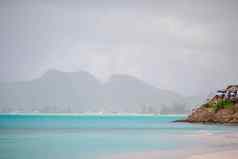 海滩日光浴浴床异国情调的热带度假胜地加勒比