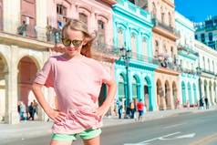 旅游女孩受欢迎的区域哈瓦那古巴年轻的女人旅行者微笑