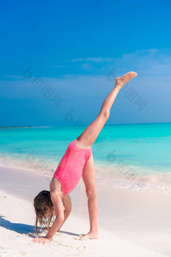 活跃的女孩海滩很多有趣的海岸使<strong>飞跃</strong>