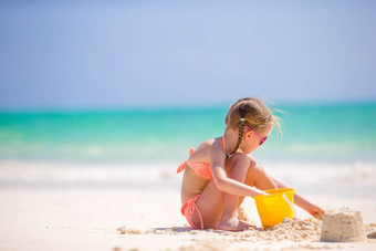 女孩热带白色海滩使沙子城堡
