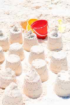 沙塔白色海滩塑料孩子们玩具海背景