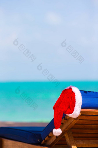 太阳懒人圣诞老人他美丽的热带海滩白色沙子绿松石水完美的圣诞节假期