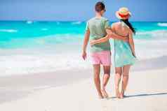 年轻的夫妇白色海滩夏天假期快乐家庭享受假期