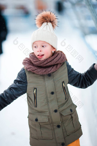 可爱的女孩滑冰冬天雪一天在户外